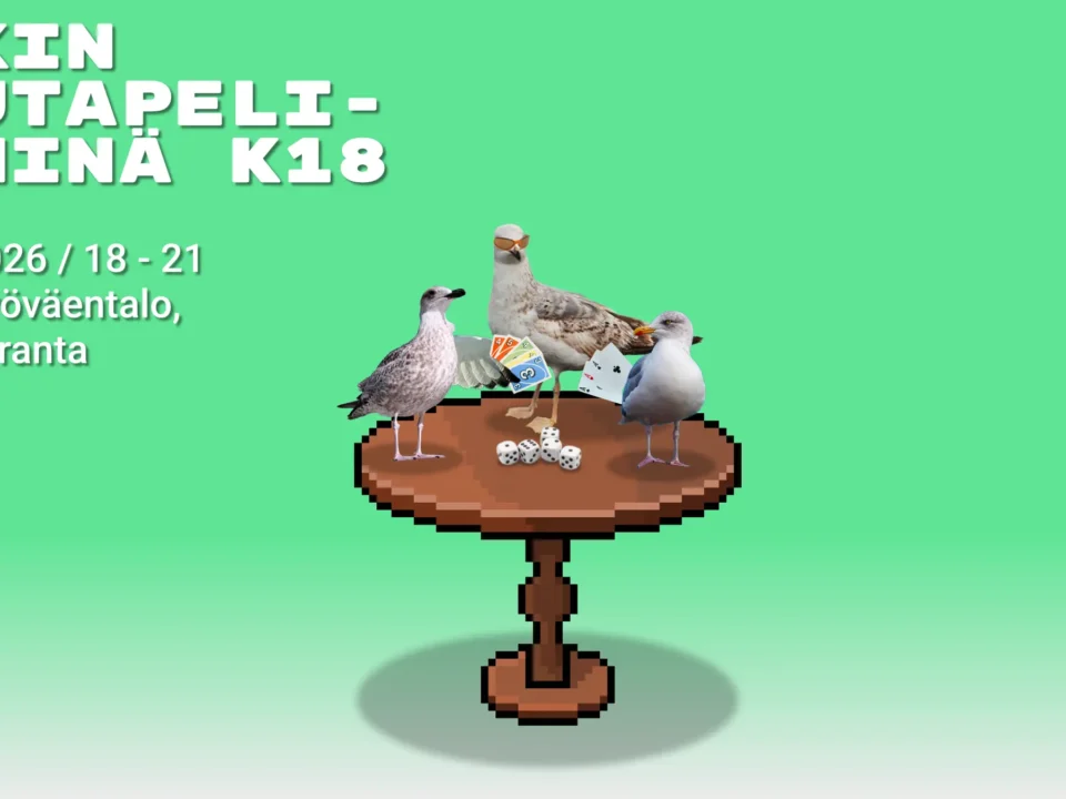 Kolme lokkia seisoo pöydän äärellä pelaamassa lautapelejä. Taustalla vihreä seinä ja tapahtuman nimi ja päivämäärä.